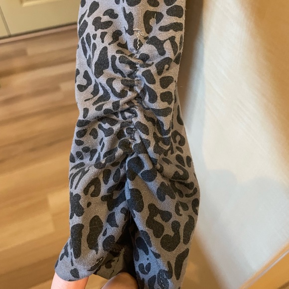 Modmodele Womans Jacket Sz Medium Cheetah Gray Two Button Pockets - Picture 11 of 15